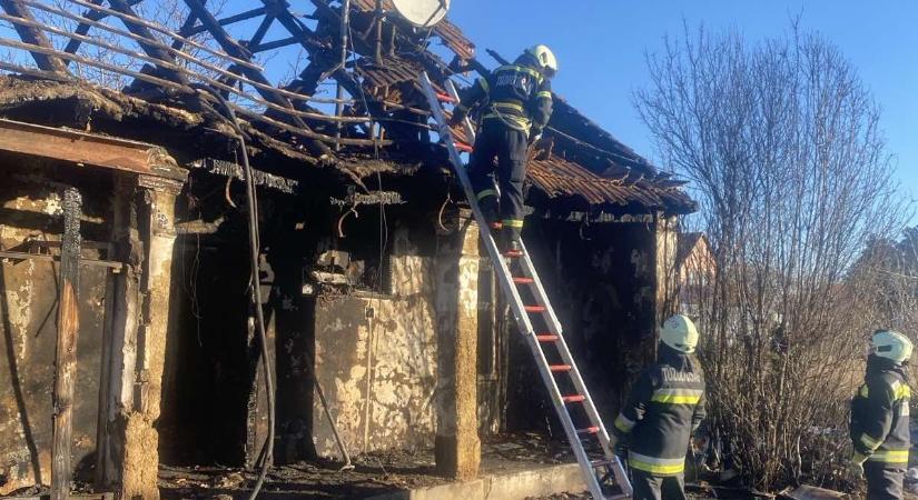 Két holttestet találtak egy leégett házban Adácson