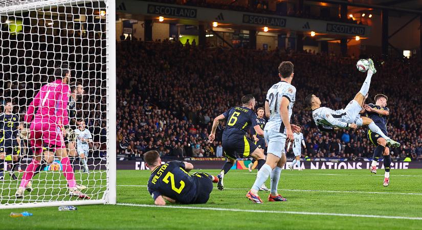 Egy ezresre vágyik Ronaldo, miközben fürdik a pénzben