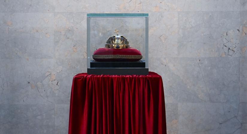 Ezen a napon zárták bunkerbe a Szent Koronát – a nemzeti ereklye kalandos útja – Galéria