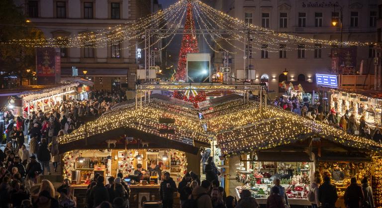 Elözönlötték a turisták Budapestet, kiderült, miért ilyen menő Magyarország