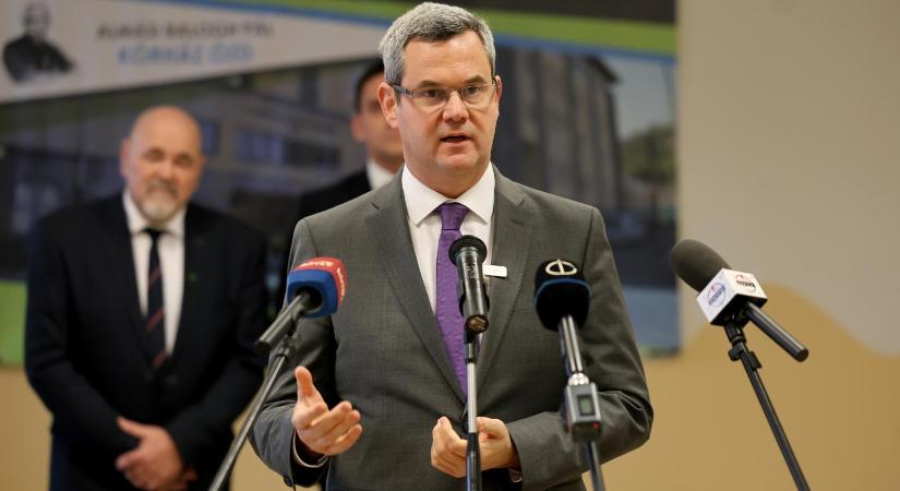 Ezúttal Magyar Péter Beneš-dekrétumokról szóló posztja alatt kezdett keménykedni a kommentszekcióban Takács Péter