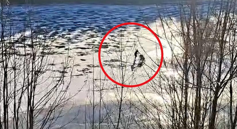 Hihetetlen jelenet egy cseh víztározónál: babakocsival korcsolyázott az anya a vékony jégen