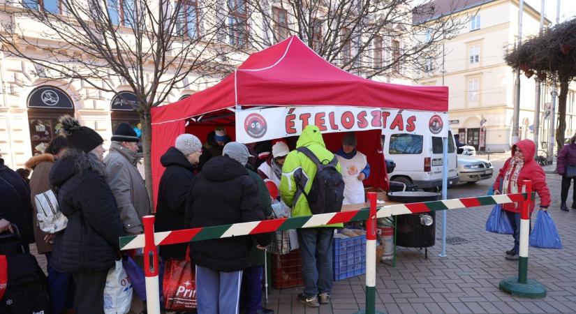 Az ünnepek után sem hagyták magukra a rászorulókat: 500 adag meleg ételt osztottak Szegeden