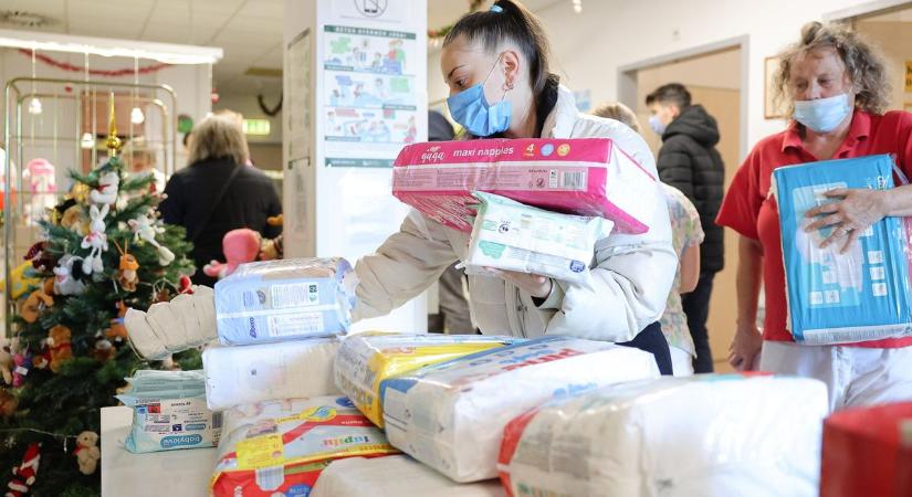 Polgárőrök, autósok adományoztak az egri kórháznak fotók, videó