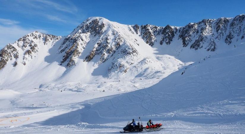 Tragédia Spanyolországban: síelőket sodort el egy lavina a Pireneusokban