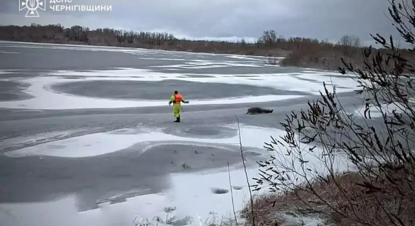 Beszakadt a jég egy férfi alatt Csernyihiv megyében