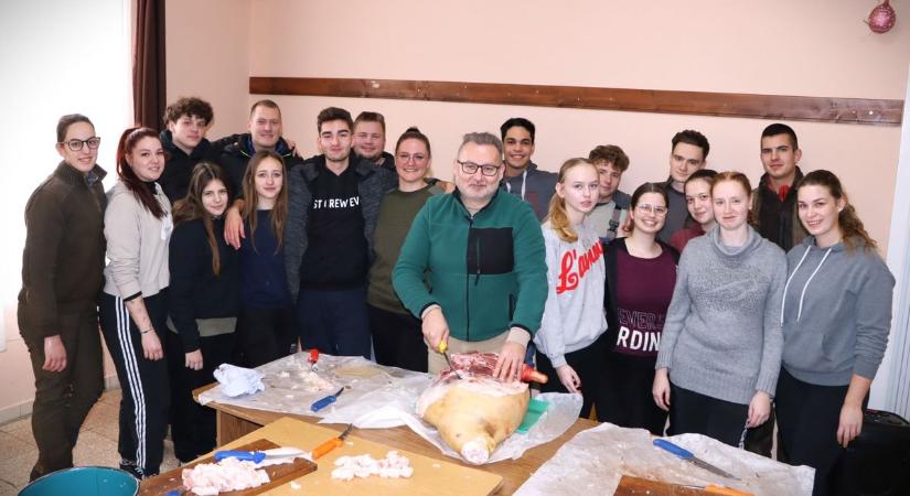 Szőrén-szálán eltűnt a 200 kilós malac! Disznót vágtak a néptáncosok (galéria, videó)