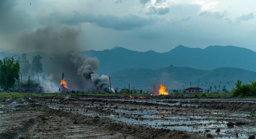Nemrég még atomháborúval fenyegettek, most az adósságválság lökheti őket a csőd felé