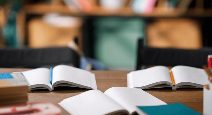 „Kellek még valahova?” – önkéntes irodalomoktatást vállalna egy nyugdíjas pedagógus, de falakba ütközik