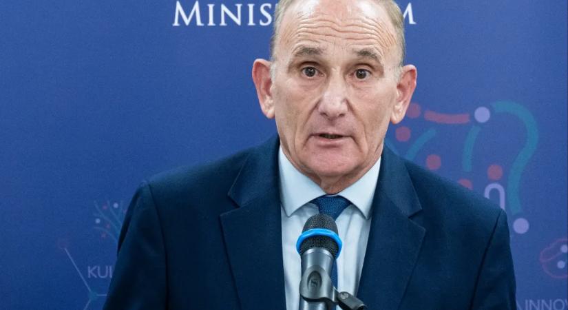 Az önkormányzati szövetség függetlenséget és bérrendezést kér Navracsics Tibortól