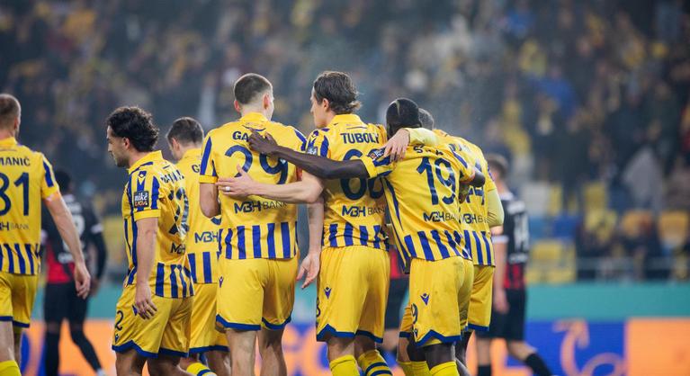 Tizenhét nyelven kívántak boldog ünnepeket, a magyar „véletlenül” kimaradt a szlovák futballkarácsonyból