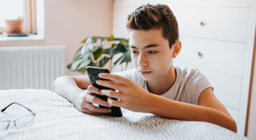 Kutatók kongatják a vészharangot: súlyos mentális kockázatokkal járhat, ha ezt túl korán engeded a gyerekednek
