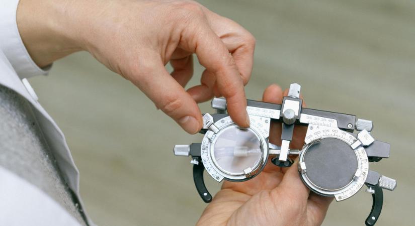 Szürkehályog műtét mindkét szemen egyszerre: mikor ajánlott és mennyi ideig tart a felépülés?