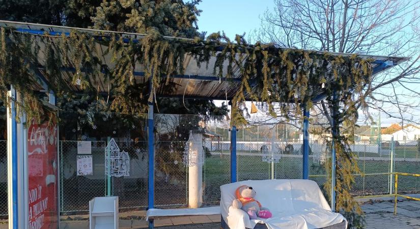 Angyalok őrzik a Dél-Alföld legkülönlegesebb buszmegállóját