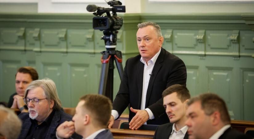 Egyszerre volt a győri önkormányzat pénzügyi bizottságának elnöke valamint az önkormányzati közbeszerzéseket sorra megnyerő WHB Kft. pénzügyi csoportvezetője - ő Szeles Szabolcs, a Fidesz győri képviselőjelöltje