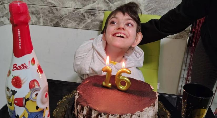 „Karola nagyon örült a tortának” – 16 éves lett a több gyógyíthatatlan betegséggel is küzdő fiatal lány
