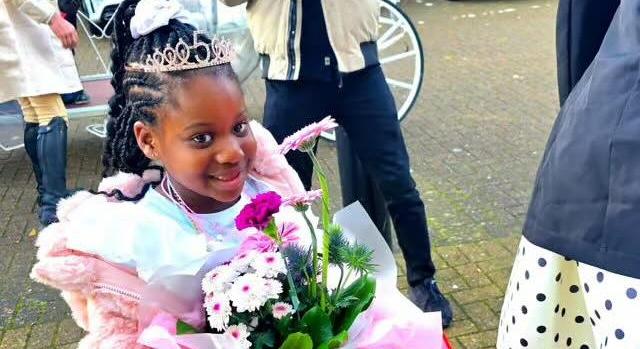 Lovas hintón vonult az ötéves kislány a luxusszülinapjára Angliában