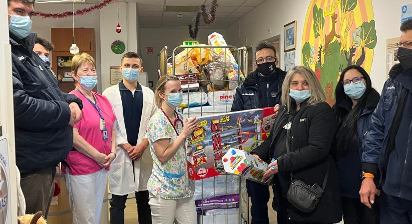 Karácsonyi fénykonvoj és adományozás a Markhot Ferenc Kórháznak