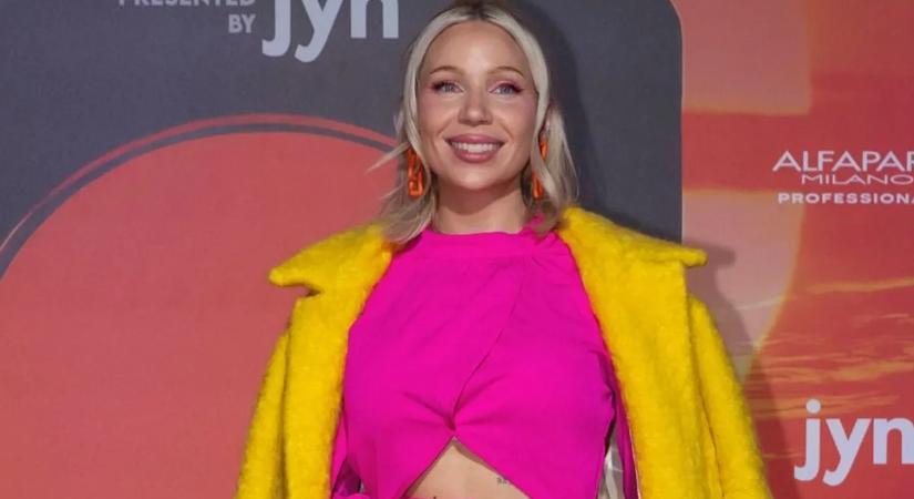 Elsírta magát az év végén Miss Mood – a rajongók miatt tört meg az énekesnő