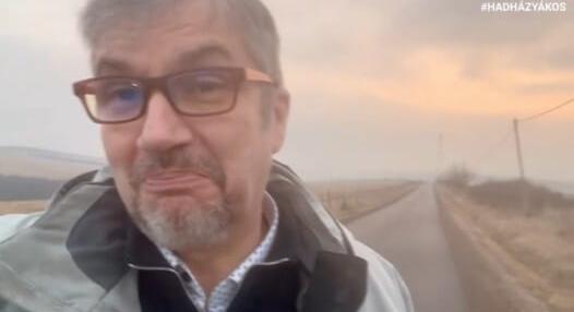 Lázár János személyesen járhatott közre egy út felújításánál Füzérkajatán, ahol a fiának van háza