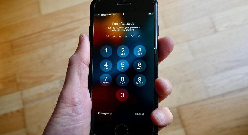 Ha ez be van kapcsolva a telefonodon, figyelnek, így tudod rögtön ellenőrizni