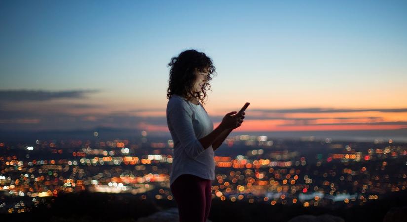 Megvan a határ: 13 év alatt az okostelefon bizonyíthatóan árt a gyerekeknek