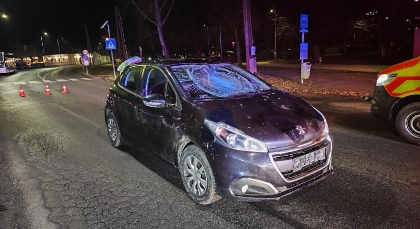 Súlyos baleset: Két gyalogost ütött el egy autó Szombathelyen - fotók