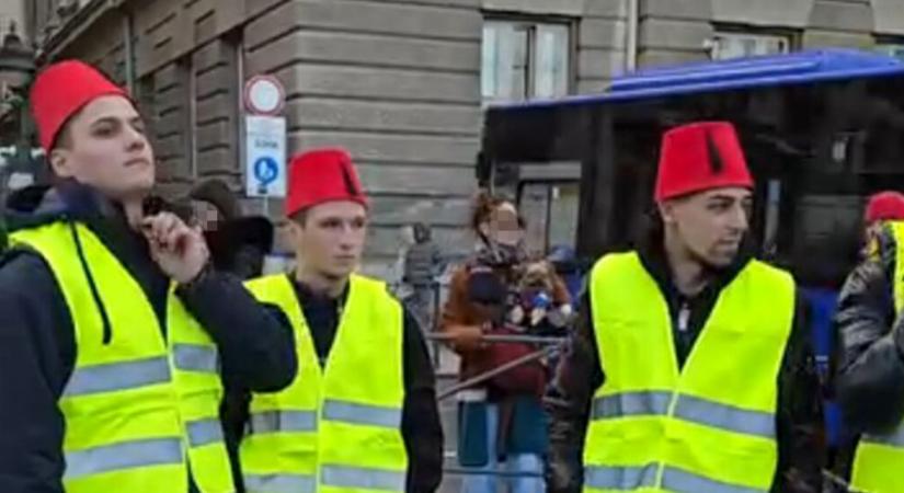 Fezben sütöttek malacot haladópárti aktivisták a fővárosban (videókkal)