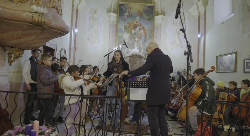 Hátrányból reflektorfénybe: gyerekekkel ünnepelt a Danubia Zenekar