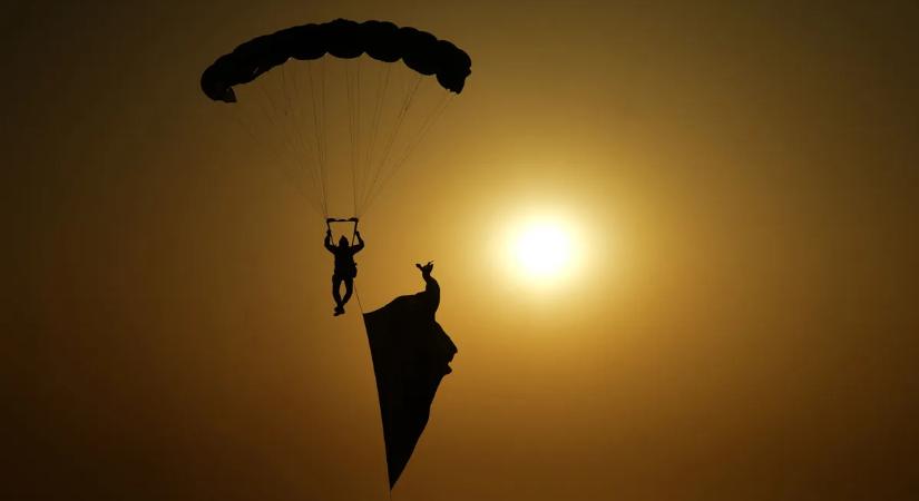 Sokkoló baleset: siklóernyős csapódott bele a luxusszállodába - Videó