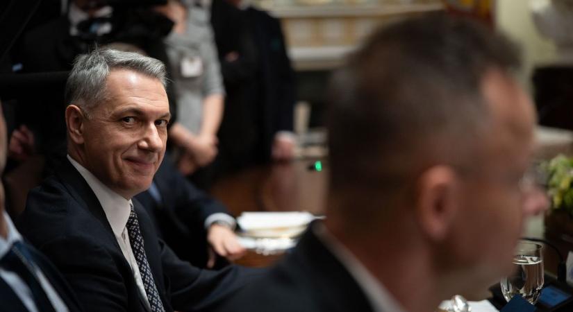 Lázár János váratlanul eltörölte az autópálya-matricát egy szűk körnek, Ursula von der Leyenéknek elege lett Szlovákiából: hadat üzentek Amerikának – az év legolvasottabb közéleti hírei