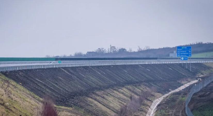 Lázár János azt ígéri, kedd este már tényleg megnyitják a hányattatott sorsú M30-as autópályát