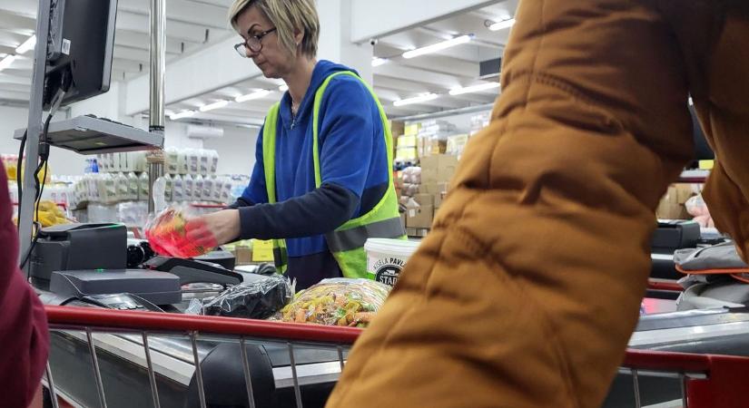 Itt az újabb boltzár: korábban zárnak és ki sem nyitnak az üzletek