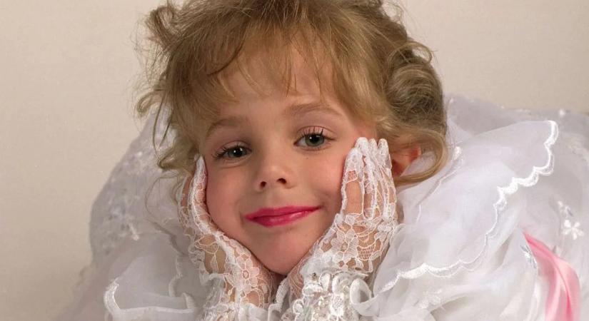 Zokogva omlott össze a testvér, meggyilkolták a gyermekszépségkirálynőt