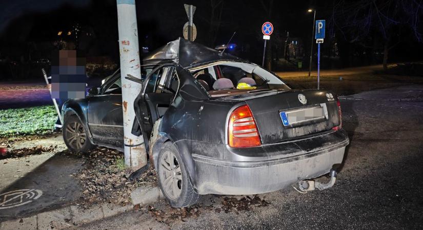 Újabb súlyos baleset: Lámpaoszlopnak csapódott egy autó Szombathelyen - fotók