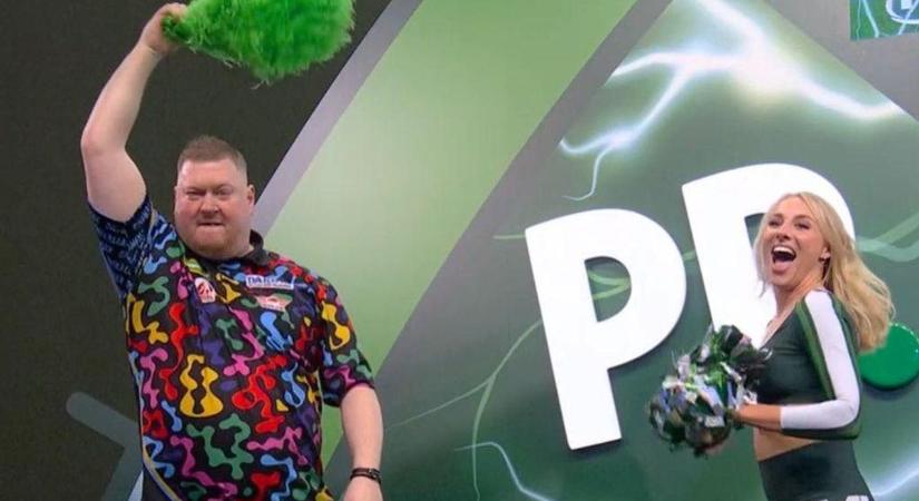 Littler beszólt a közönségnek, de buli és gyász is volt a darts-vb-n
