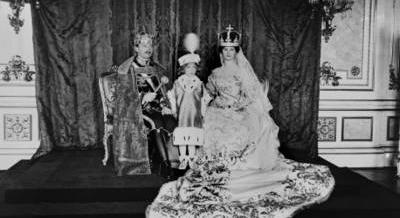 A jelképes díszebéd, a nyolc ló vontatta hintó és a koronát maga felé húzó Tisza – Így koronázták királlyá IV. Károlyt