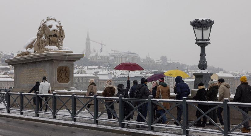 Hózáporok érkeznek, reggel több vármegyénk is behavazódhat, fehéredőben a Kárpát-medence térképe - Időjárás-előrejelzés