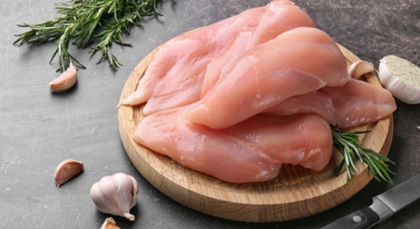 7 dolog, amit tudnod kell a nyers csirkéről, mielőtt a pultodra kerül