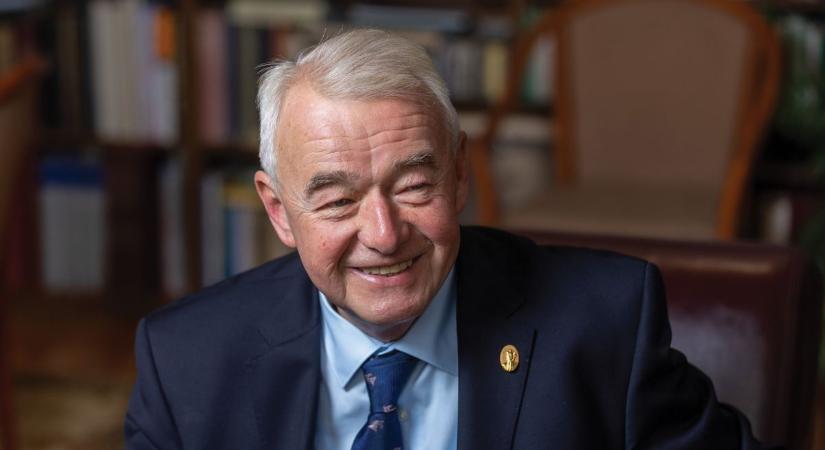 „Itthon az ellenzék tevékenysége nem szól másról, mint a protesthangulat kihasználásáról” – Sótonyi Péter a Mandinernek