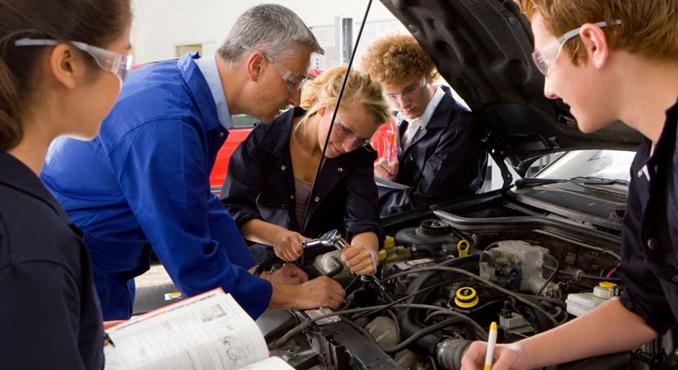 Érettségi és szakma egyben: mit kínál a technikum?