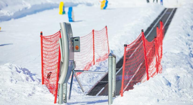 Beszorult a mozgójárdába, és meghalt egy családjával síelő 5 éves kisfiú Japánban
