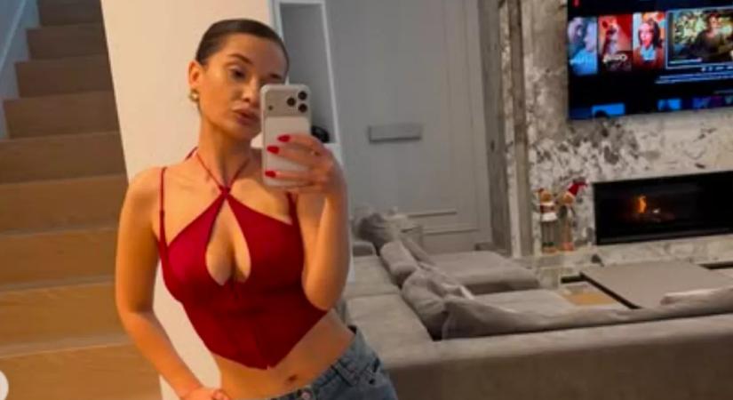 Az apa vigyáz a babára: amikor az anya meglátja őket az ablakon át, előveszi a telefonját