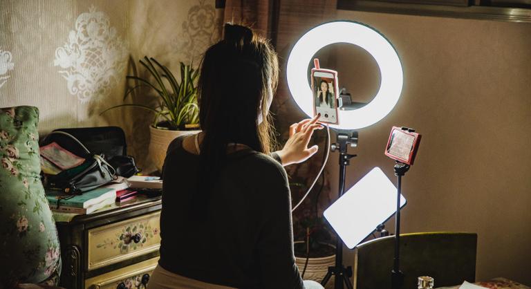 Nappal is munka, este is munka, mégsem elég – így dolgozik ma a fél világ