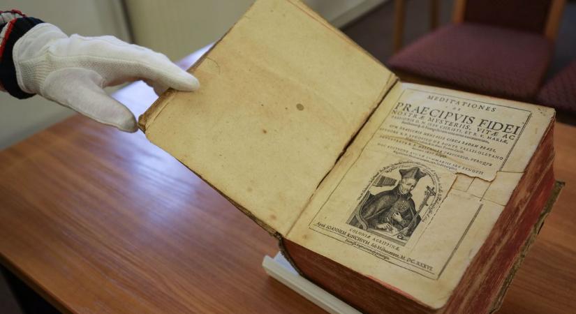 Megoldották a 400 éves könyv rejtélyét, szolnoki szakemberek fedezték fel a titkát