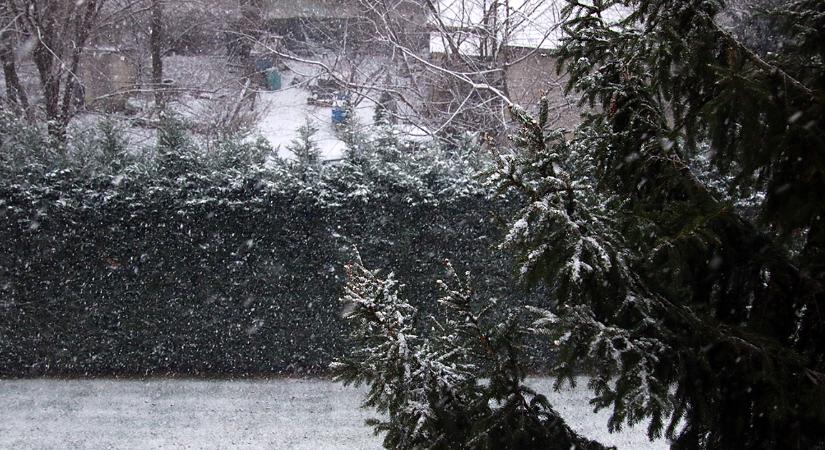 Hó borította be Debrecent az óév utolsó előtti napján – videóval