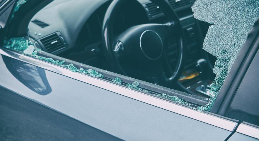 Szétverték a defektes autót a vandálok Jászberény mellett