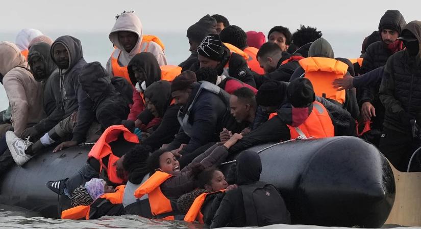 ENSZ: az Egyesült Királyság évente 40 000 csónakkal érkező menekültet tud fogadni