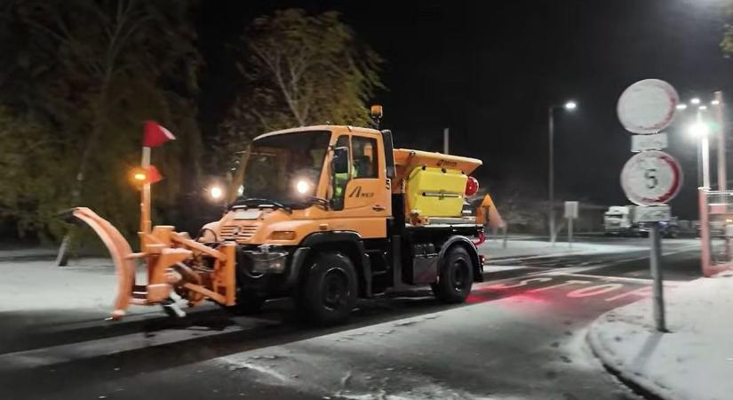 Téli üzem az autópálya-mérnökségeken: a havazás nem okoz meglepetést... (videó)