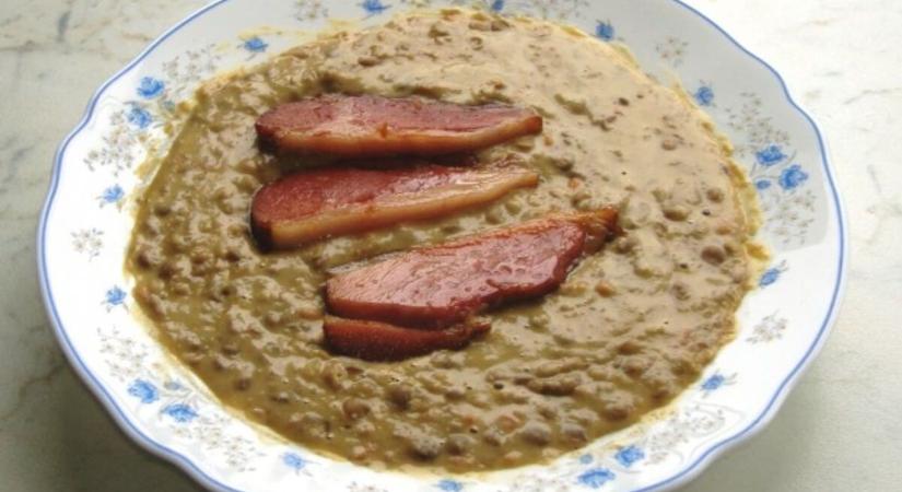 Ha csak egy fogást főzöl újévkor, ez a lencsefőzelék legyen az (kipróbáltuk!)